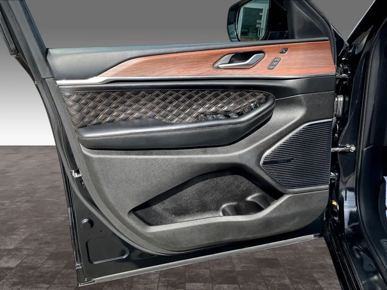 Jeep Grand Cherokee - Image 21