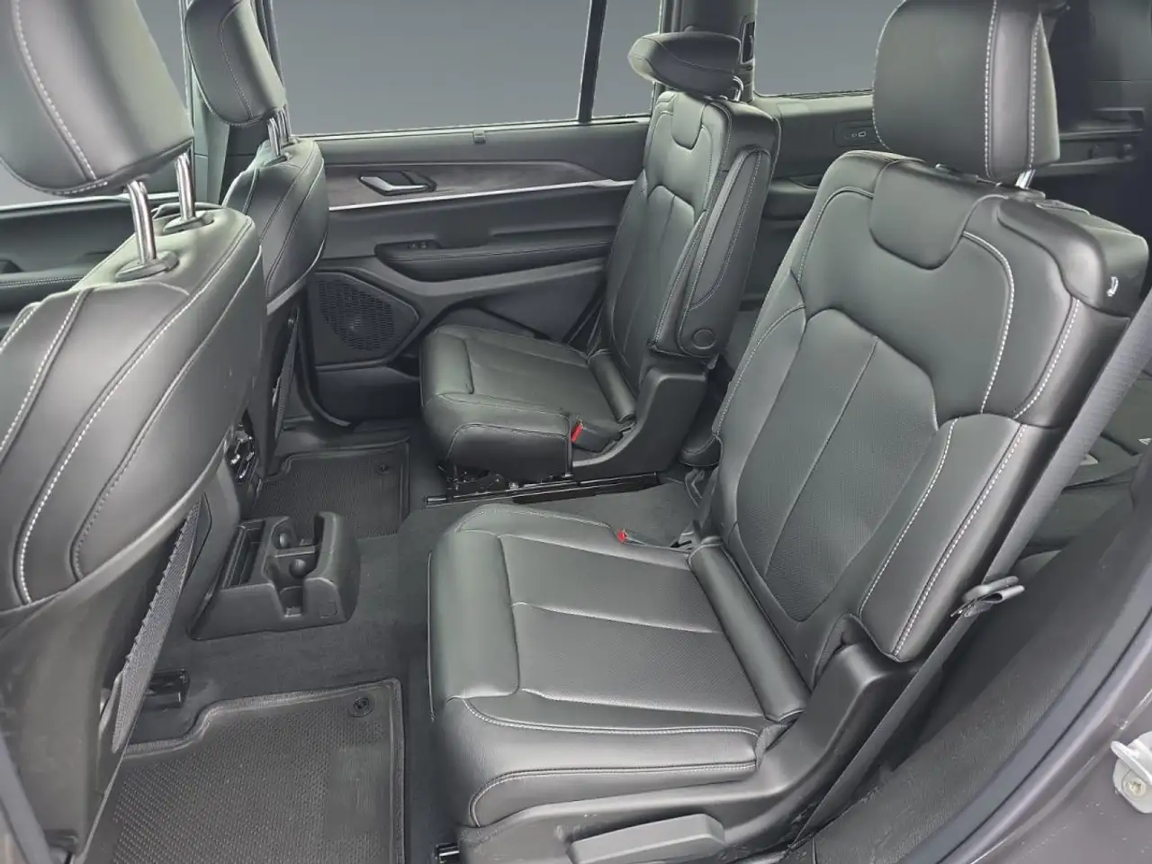 Jeep Grand Cherokee - Image 13