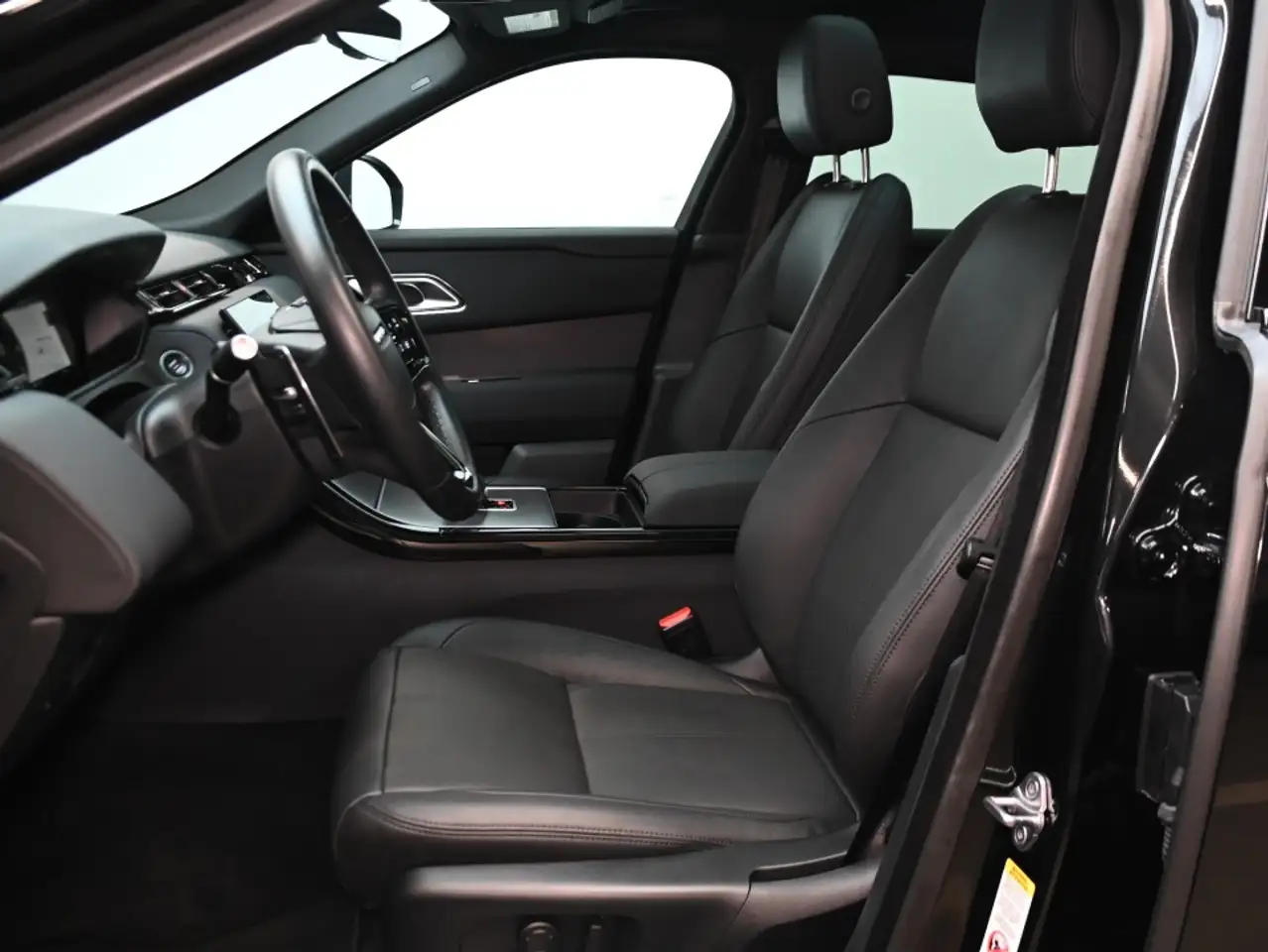 Land Rover Range Rover Velar - Image 13
