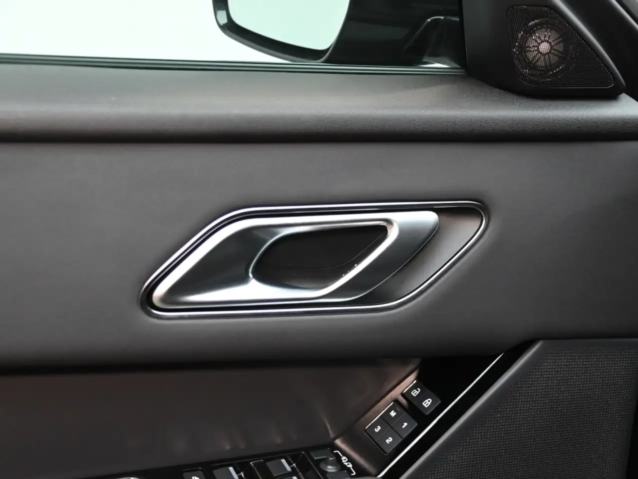 Land Rover Range Rover Velar - Image 11