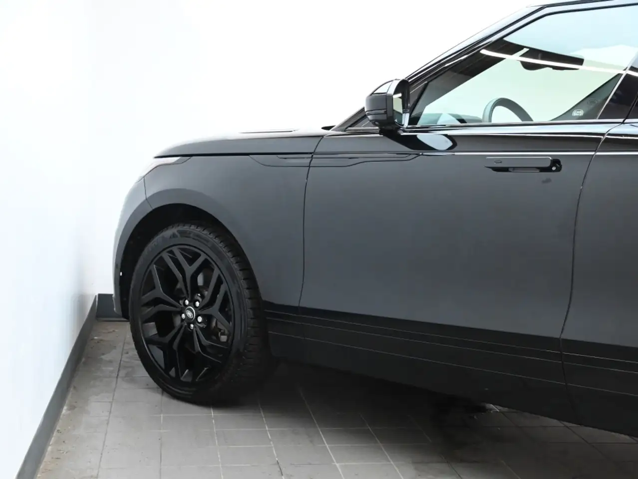 Land Rover Range Rover Velar - Image 30