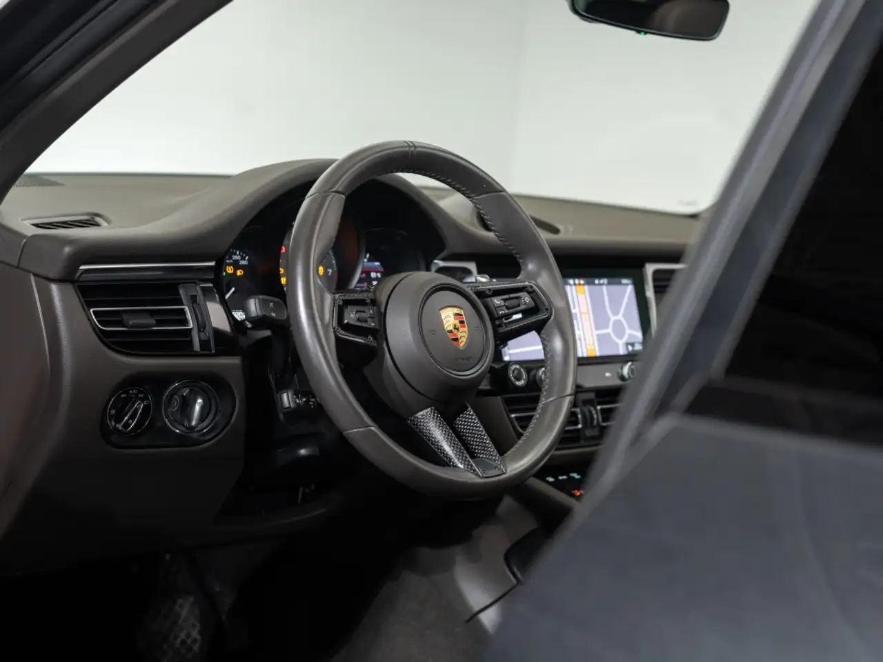 Porsche Macan - Image 15