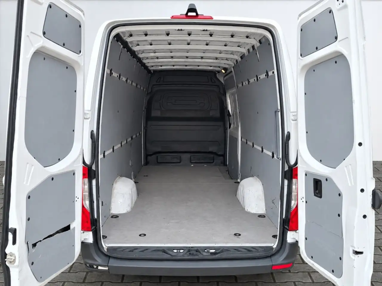 Mercedes-Benz Sprinter - Image 19