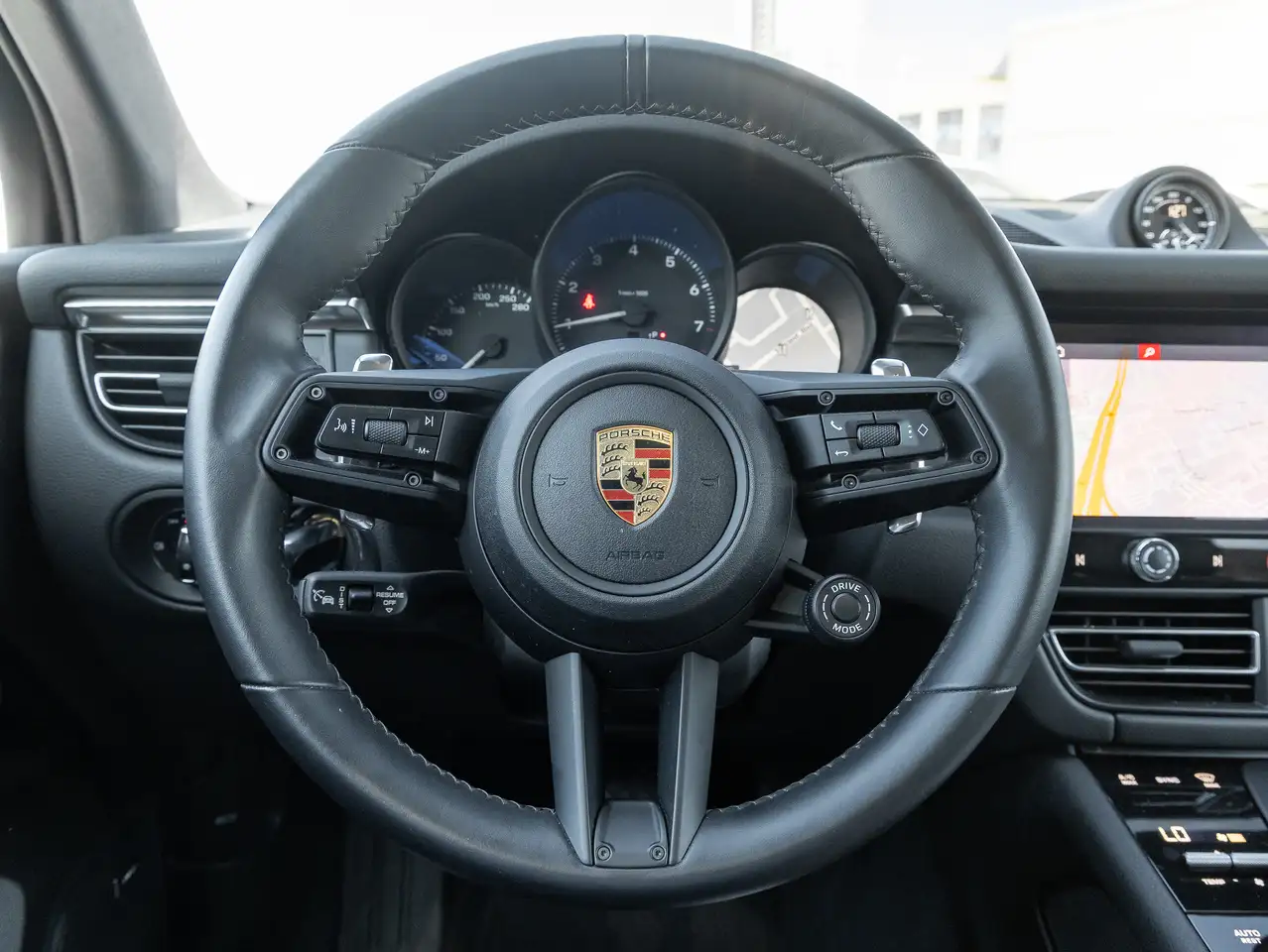 Porsche Macan - Image 12