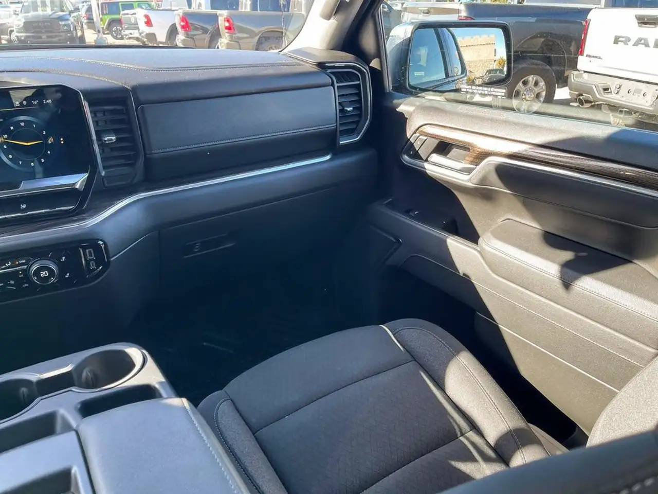 Chevrolet Silverado 1500 - Image 24