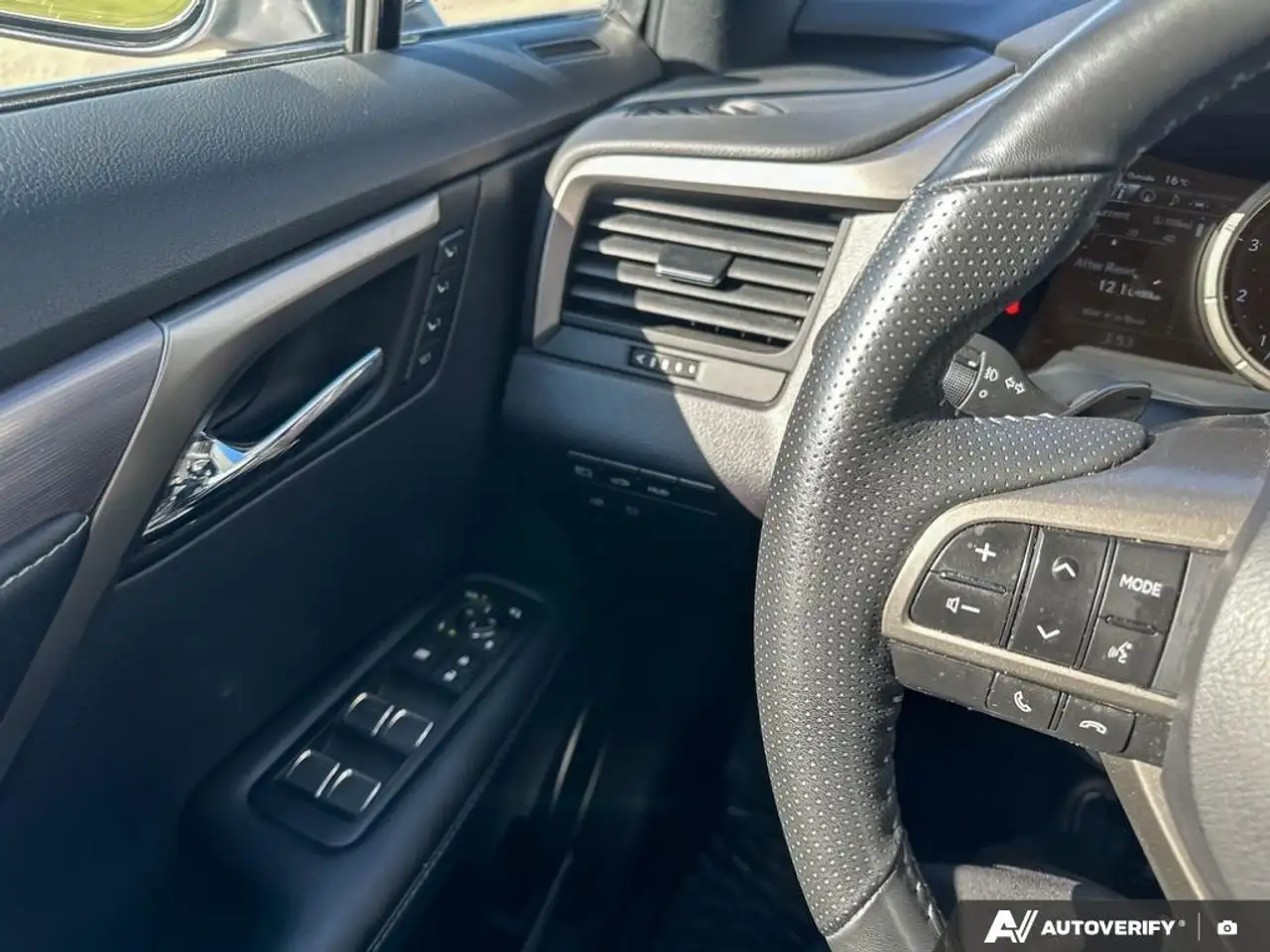 Lexus RX - Image 17