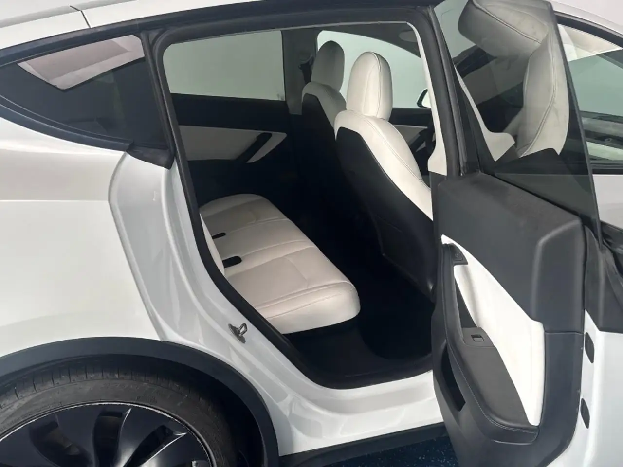 Tesla Model Y - Image 19