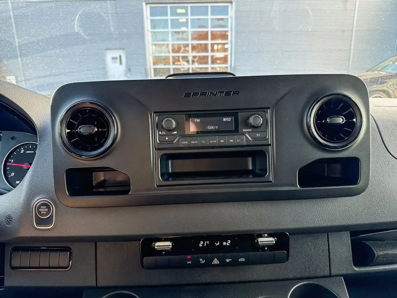 Mercedes-Benz Sprinter - Image 16