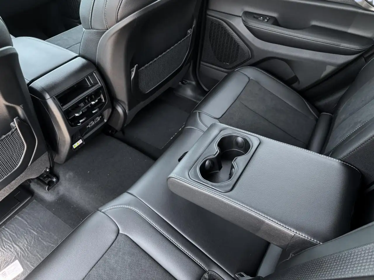 Jeep Grand Cherokee - Image 34