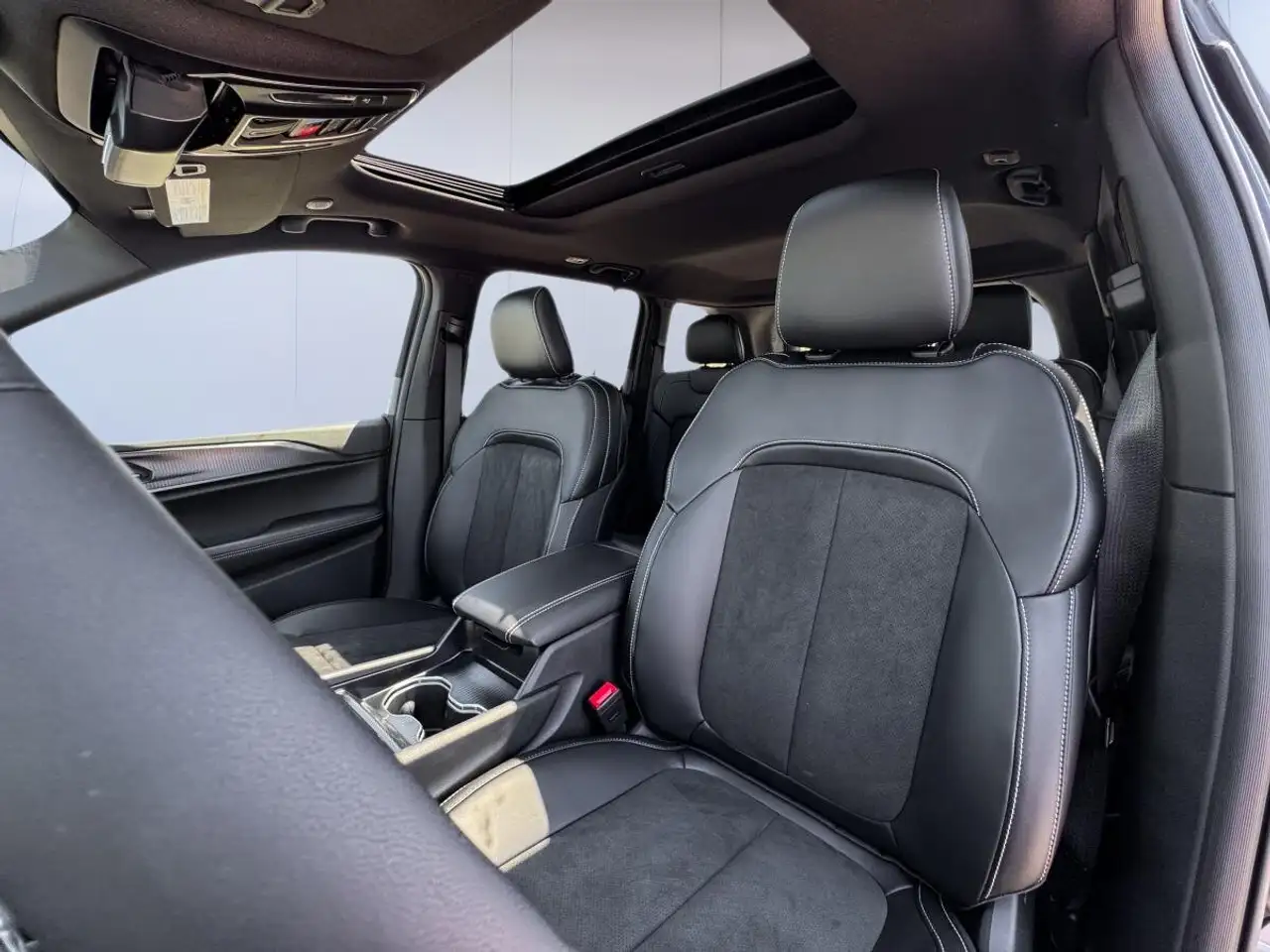 Jeep Grand Cherokee - Image 16