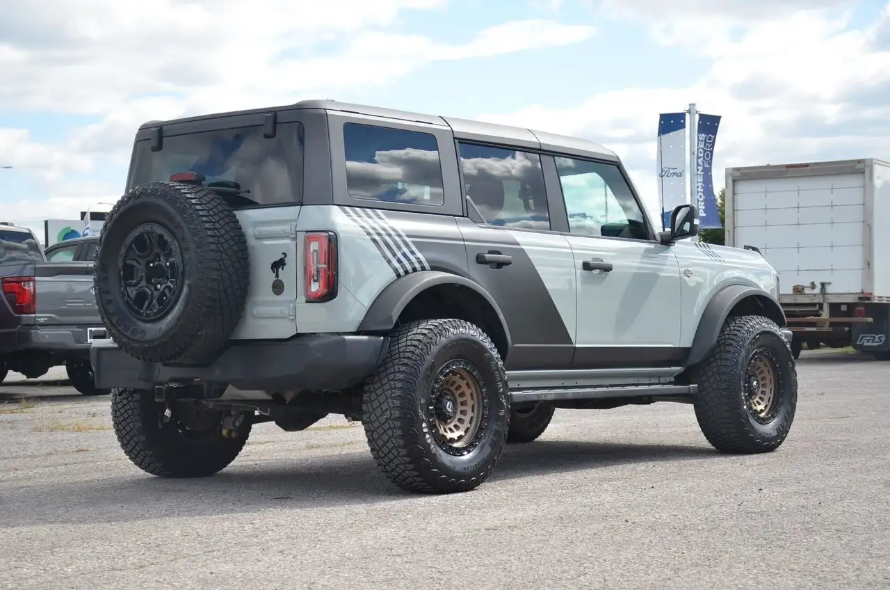 Ford Bronco - Image 9
