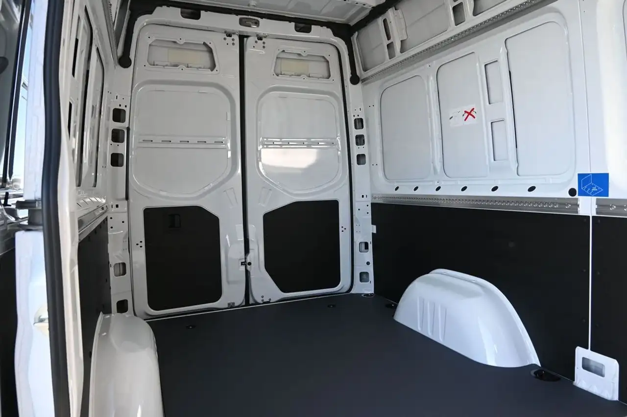 Mercedes-Benz Sprinter - Image 19