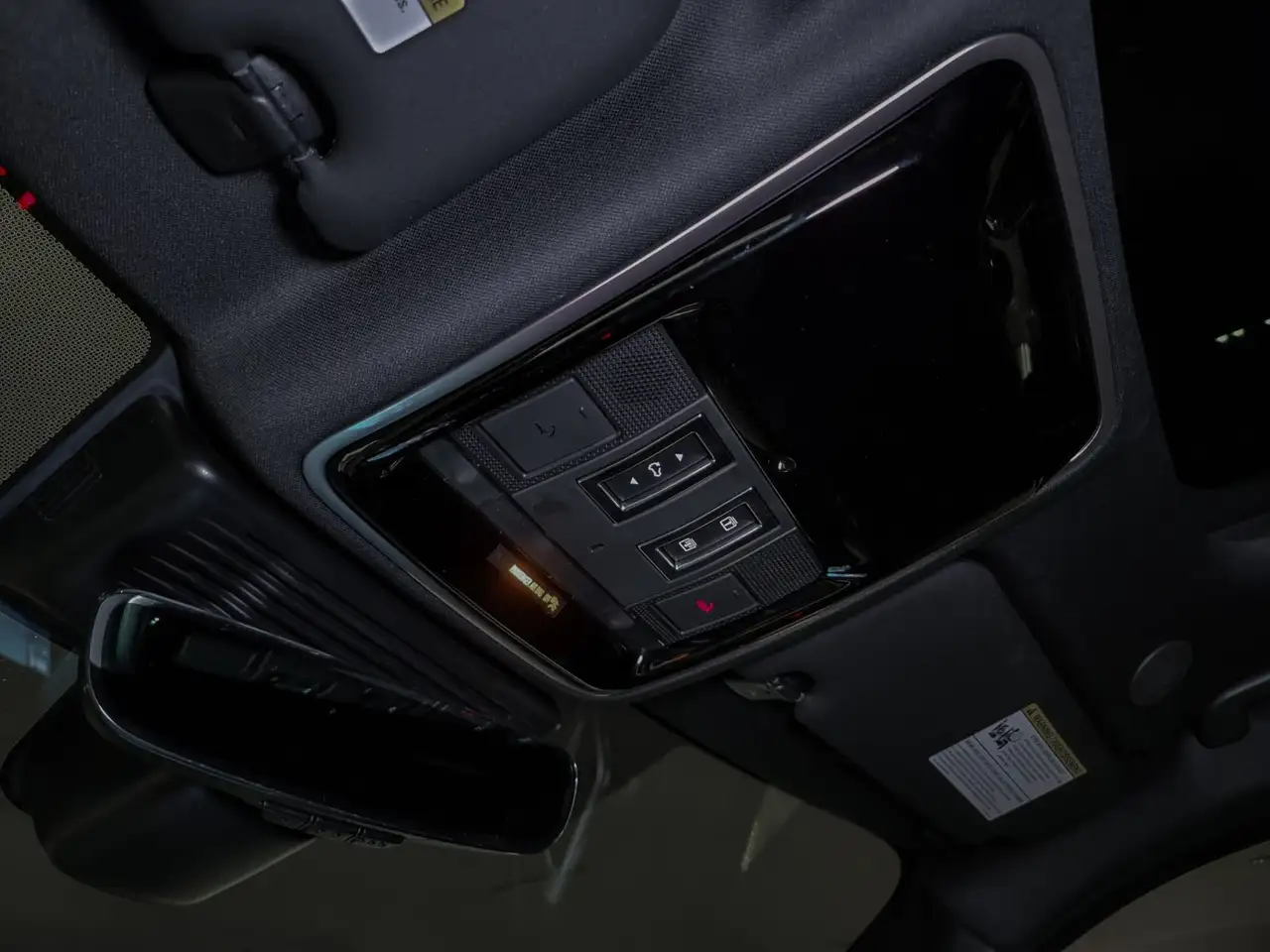 Land Rover Range Rover Velar - Image 18