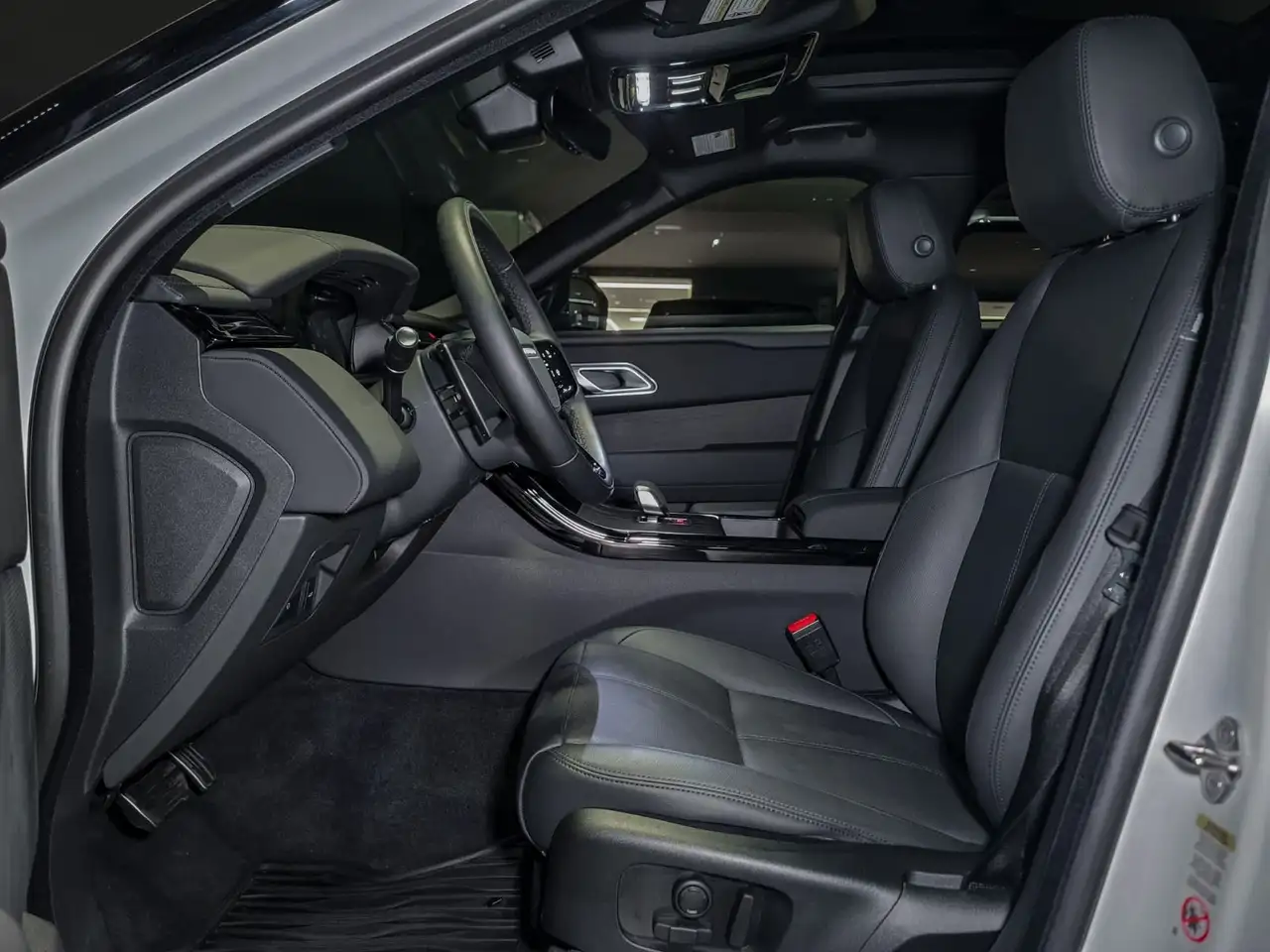 Land Rover Range Rover Velar - Image 11