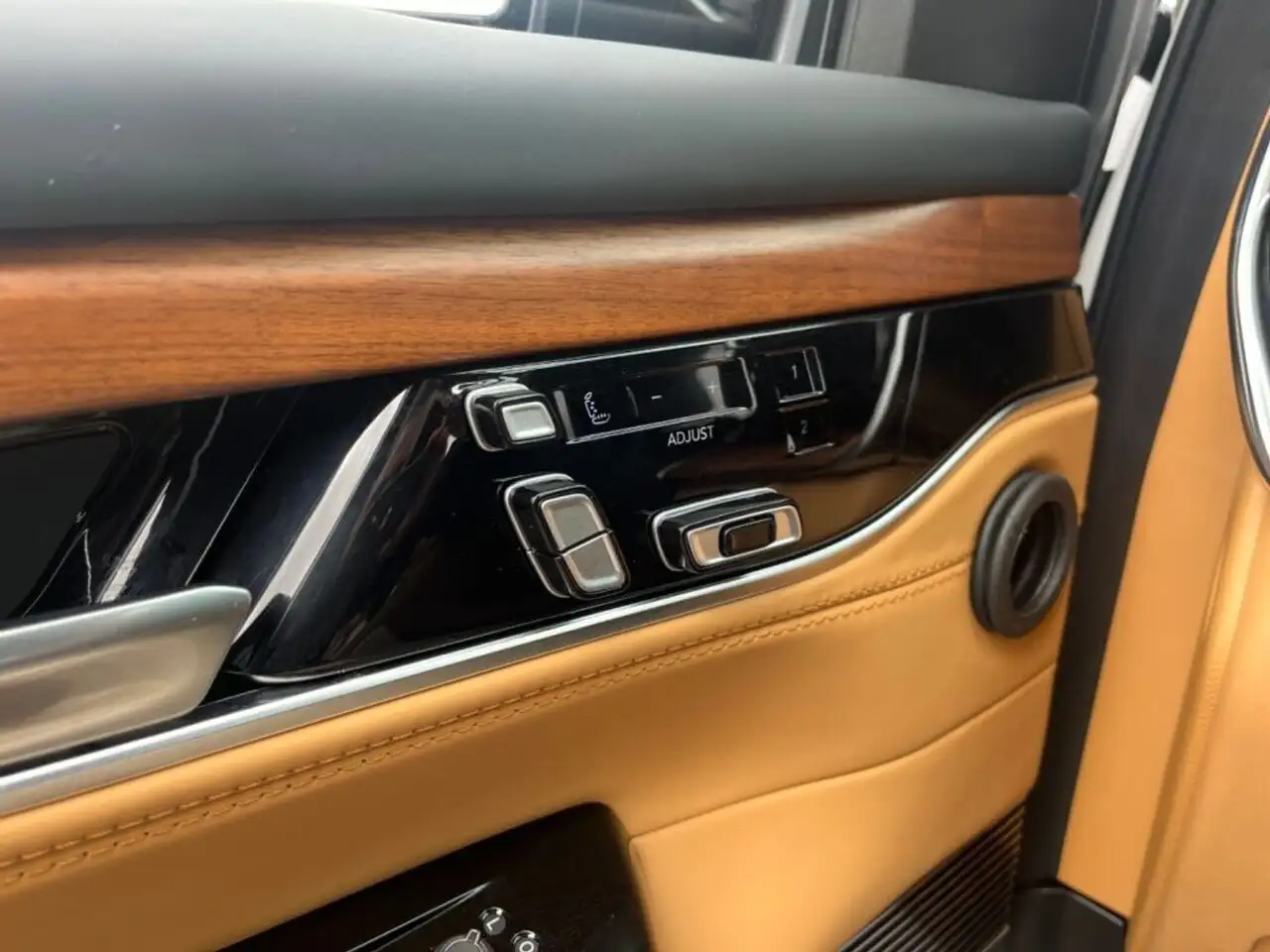 Jeep Grand Wagoneer - Image 22