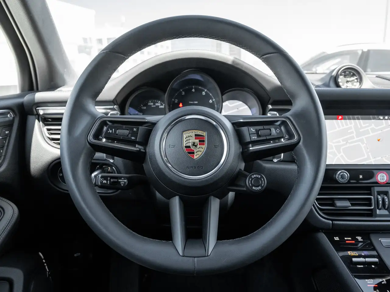 Porsche Macan - Image 13