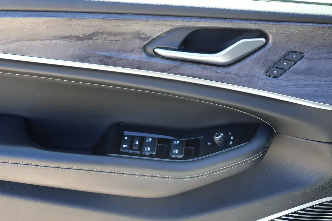 Jeep Grand Cherokee - Image 18