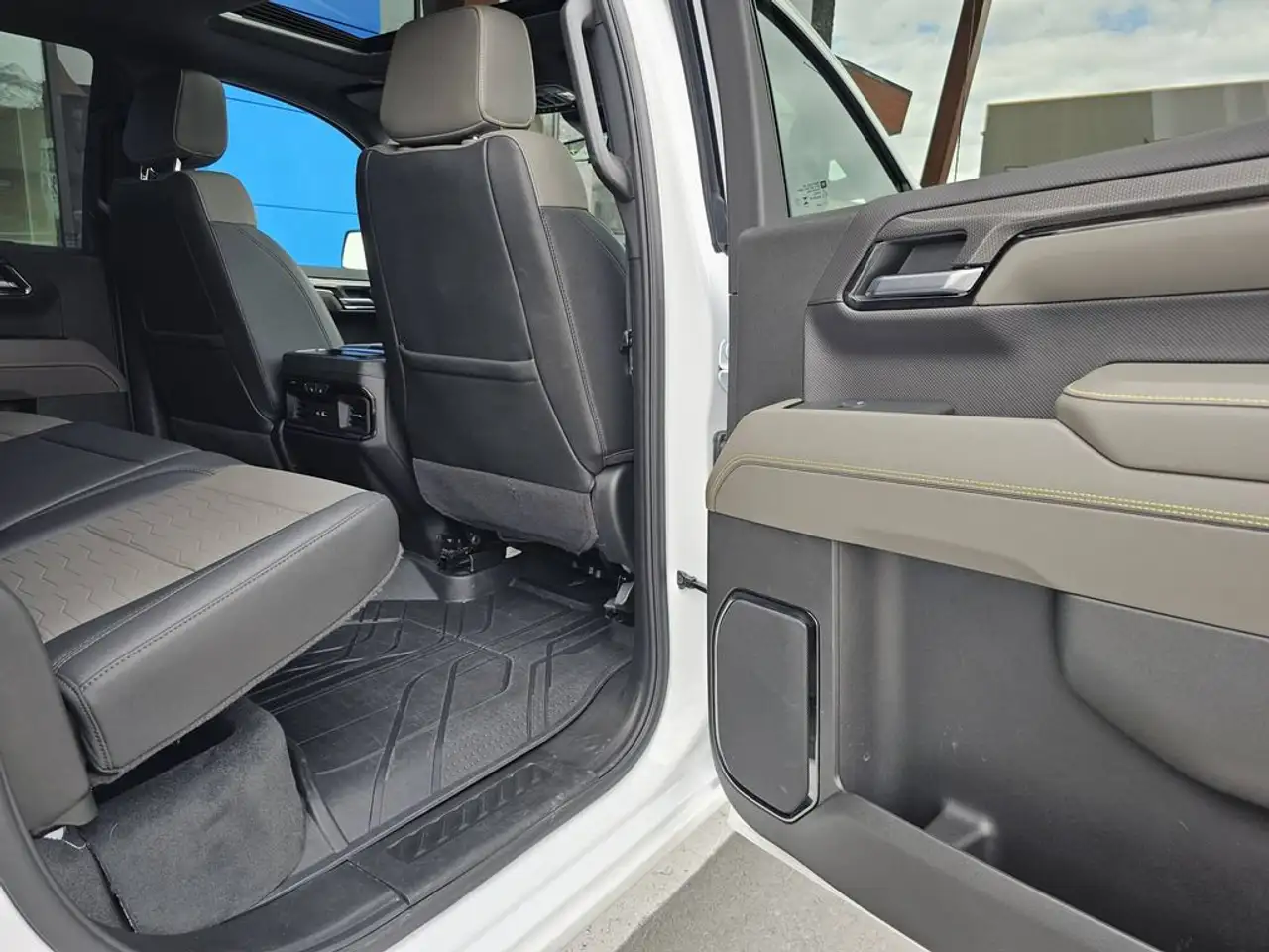 Chevrolet Silverado 1500 - Image 25