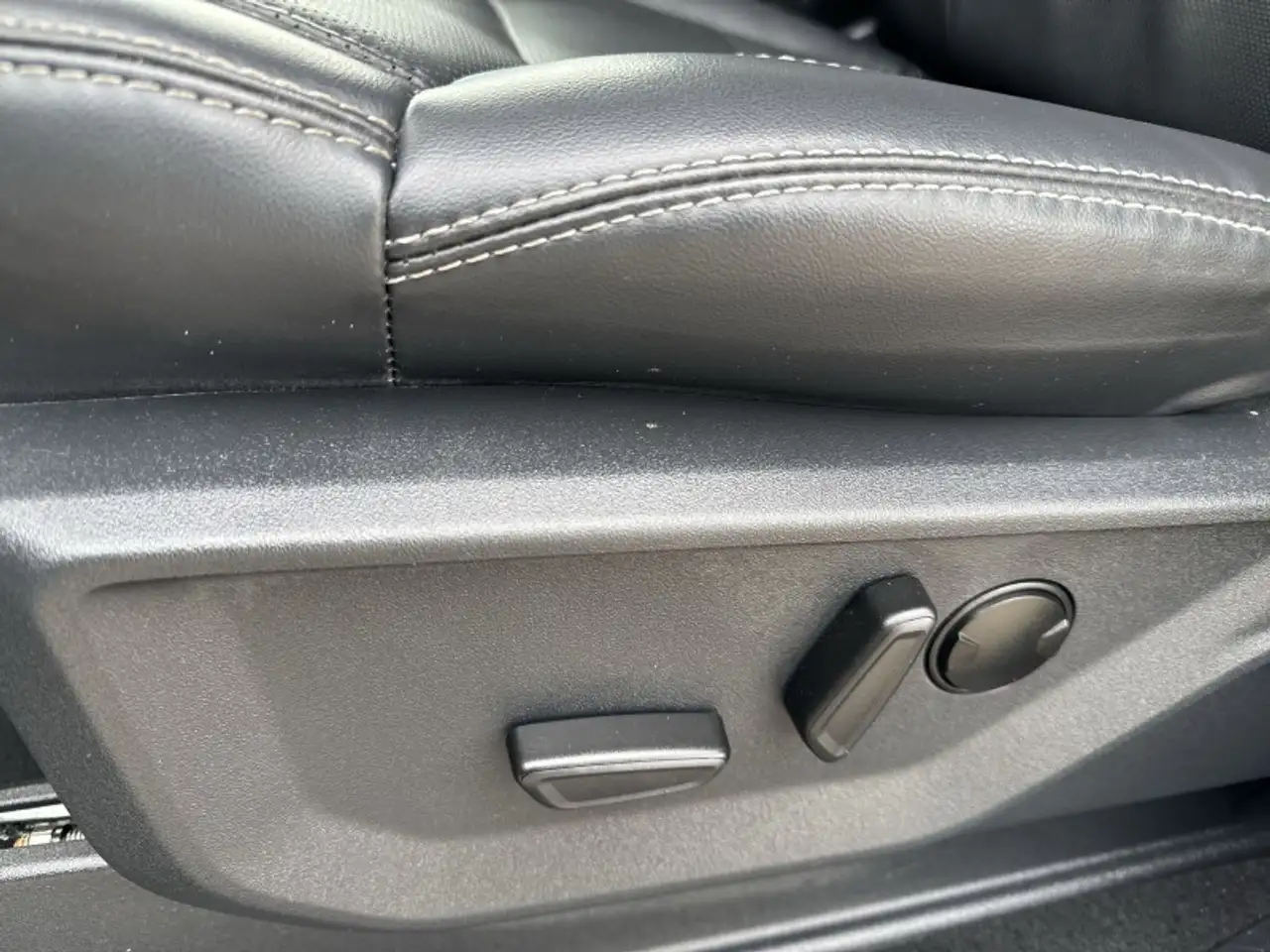 Ford Expedition - Image 14