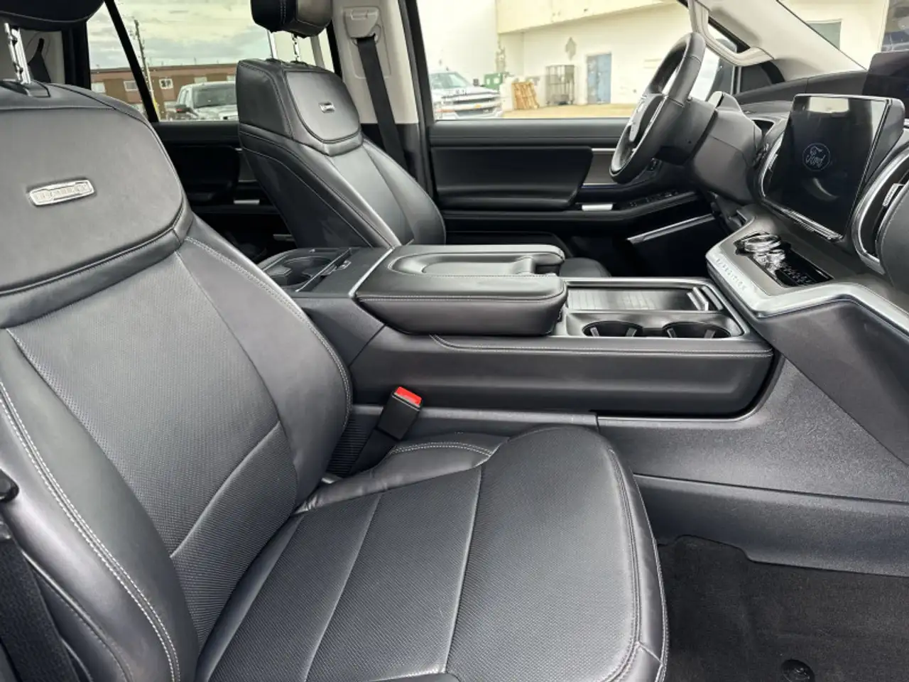 Ford Expedition - Image 28