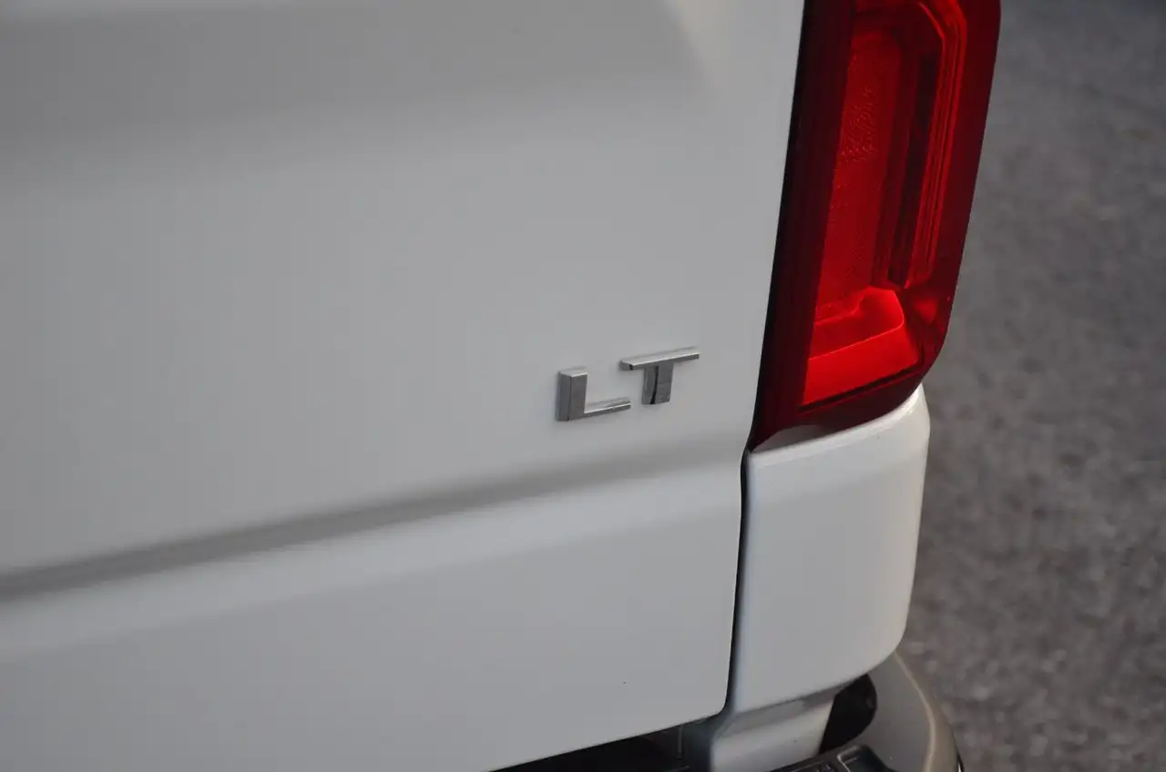 Chevrolet Silverado 1500 - Image 16