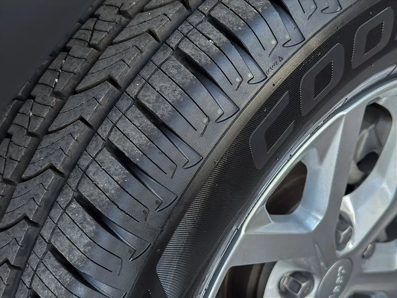 Jeep Grand Cherokee - Image 11