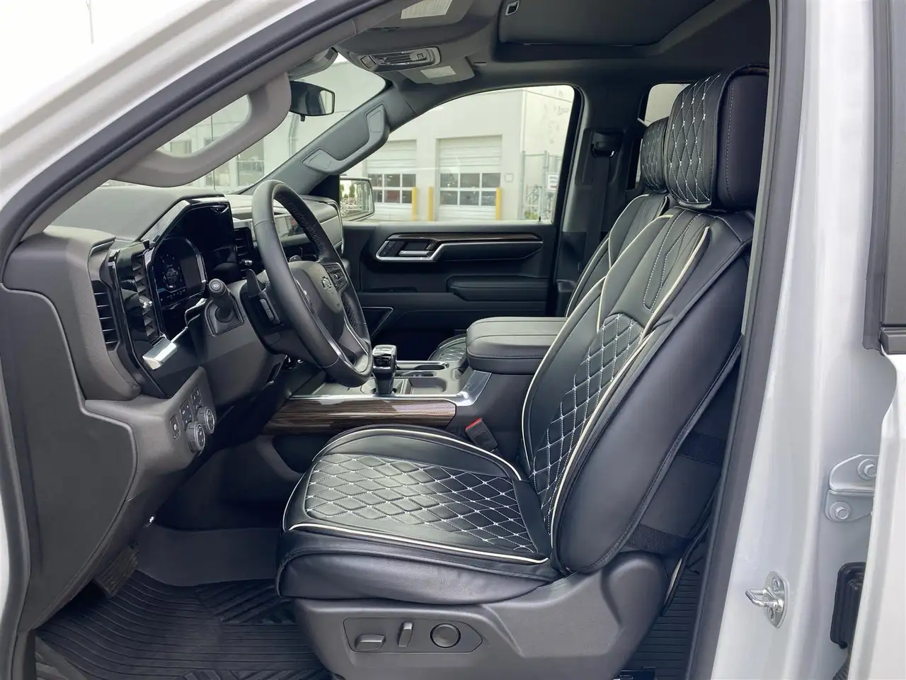 Chevrolet Silverado 1500 - Image 11