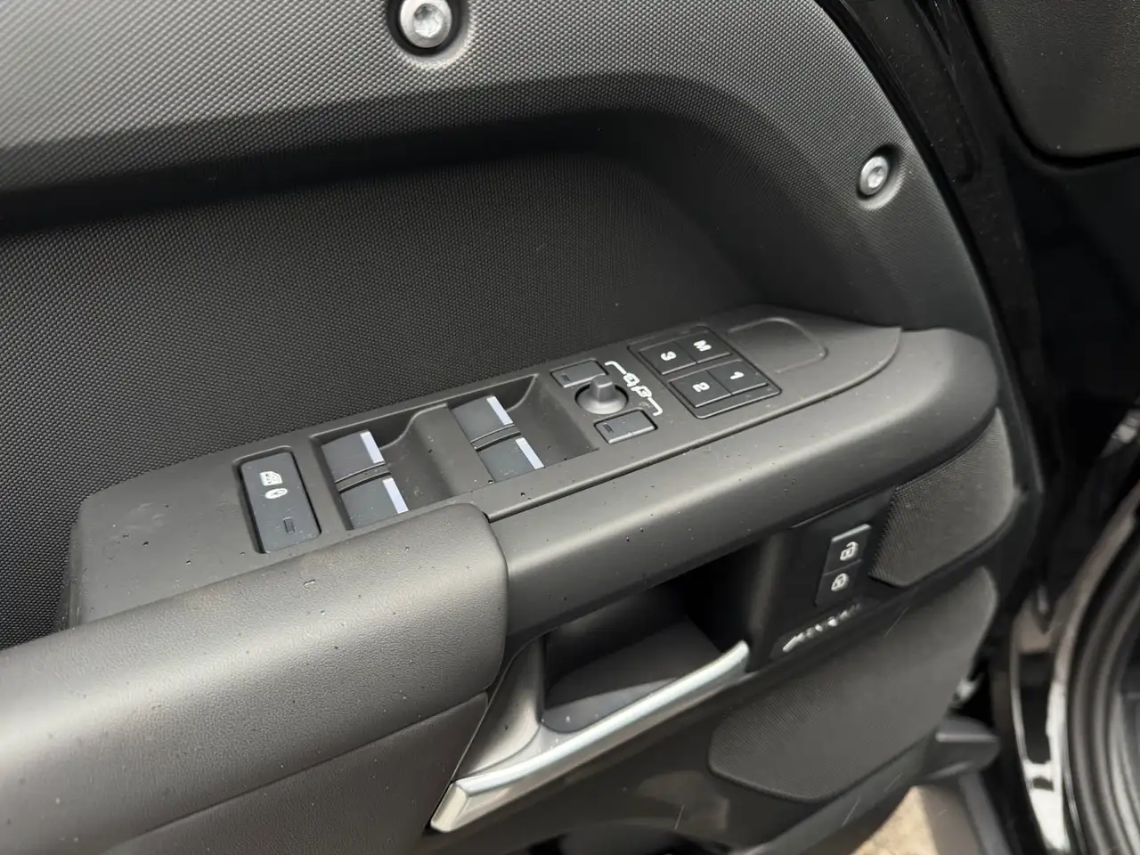 Land Rover Defender - Image 27