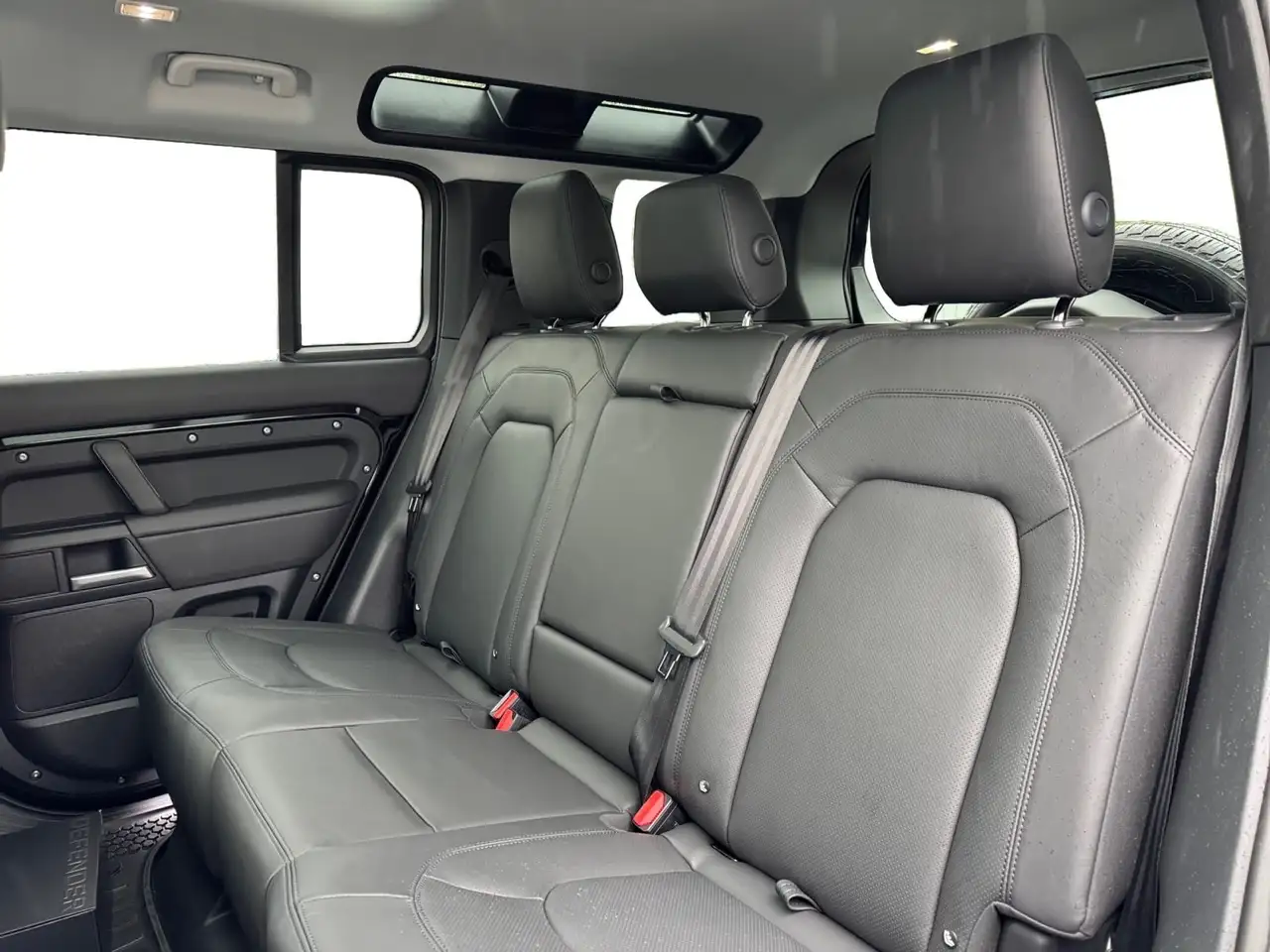 Land Rover Defender - Image 19