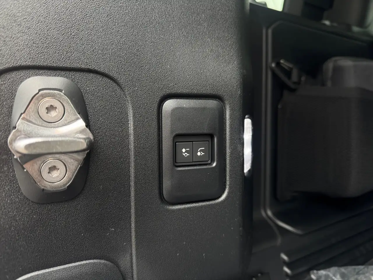 Land Rover Defender - Image 25