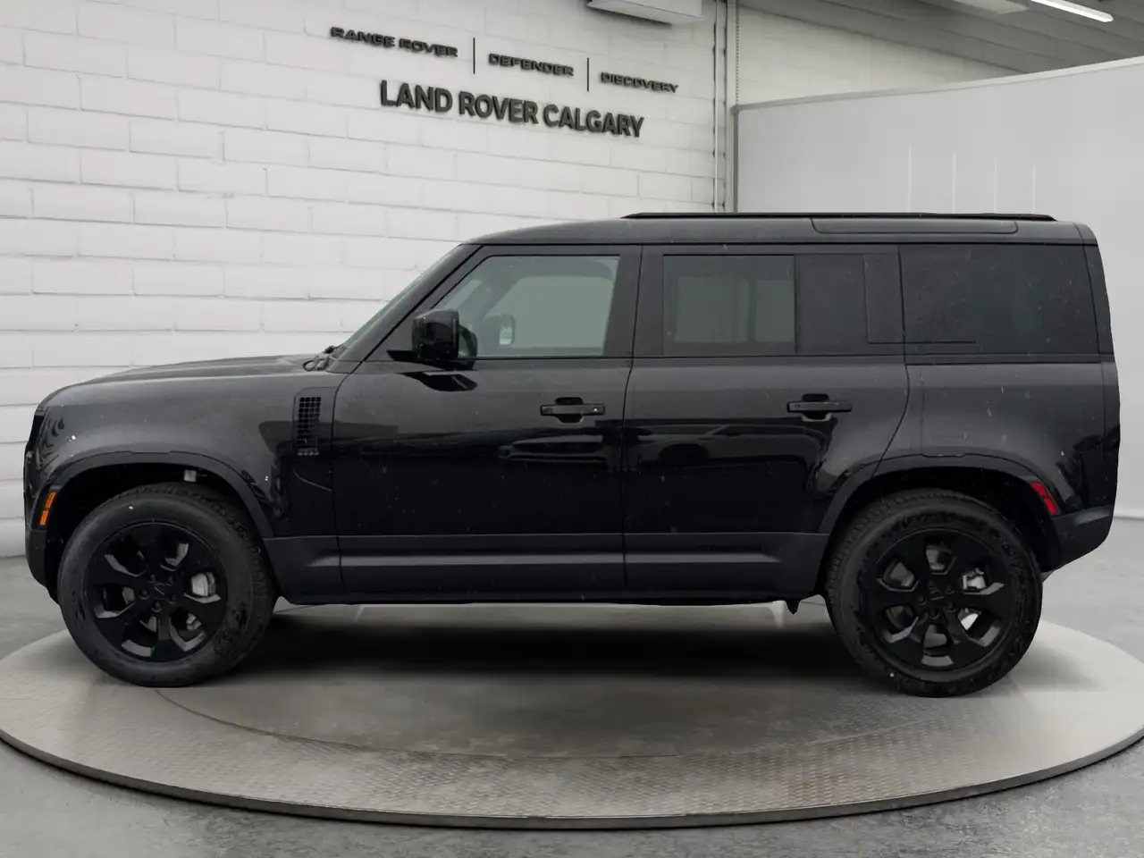 Land Rover Defender - Image 2