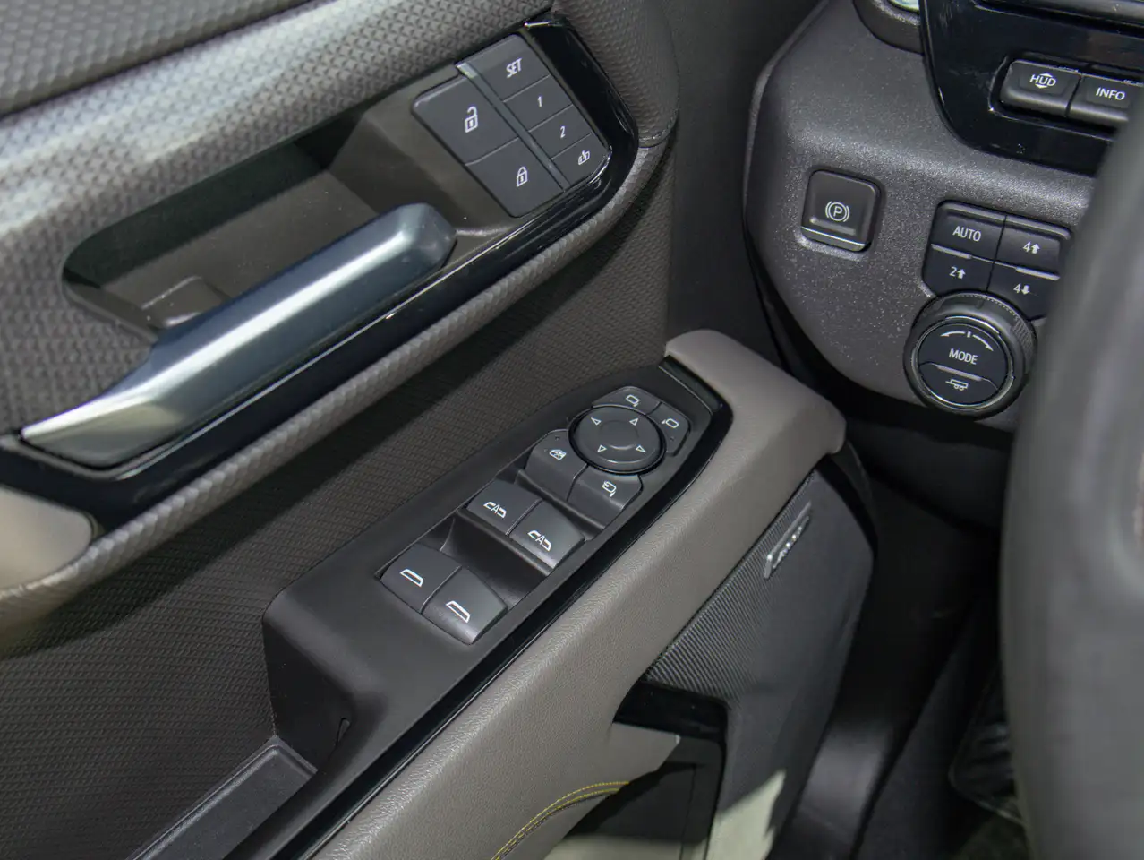 Chevrolet Silverado 1500 - Image 22