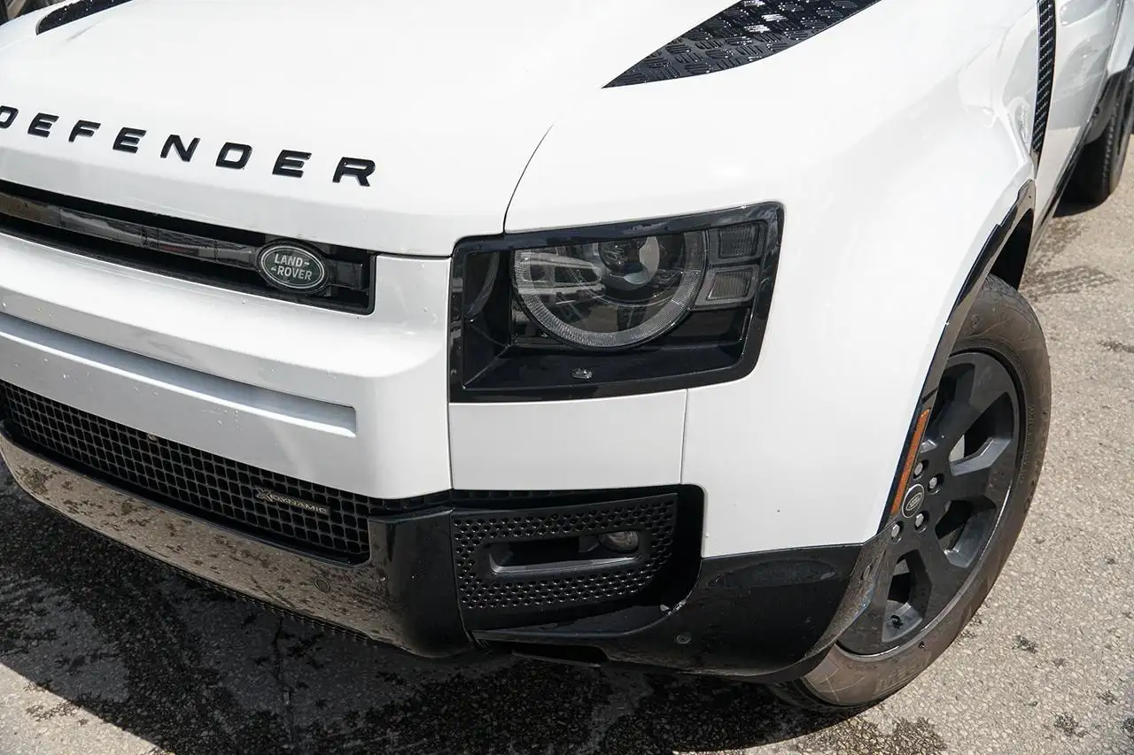 Land Rover Defender - Image 5