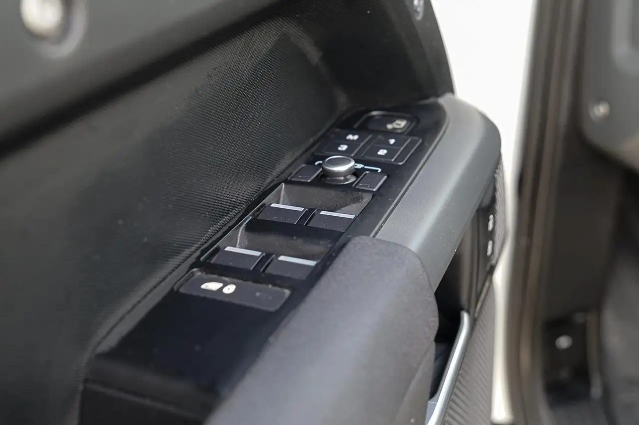 Land Rover Defender - Image 14