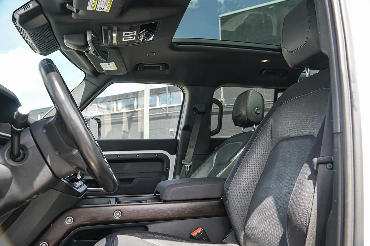 Land Rover Defender - Image 17