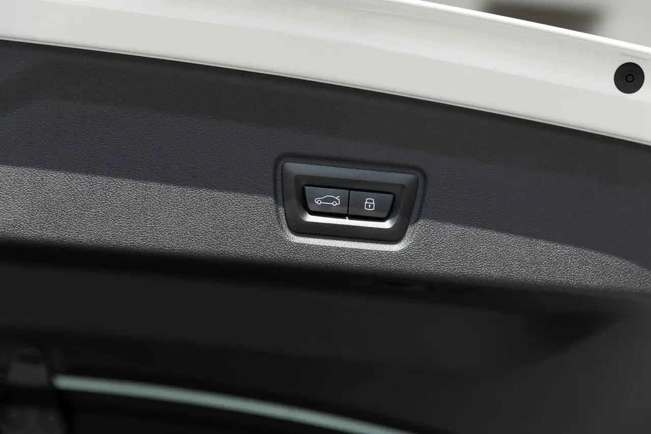 BMW i4 - Image 16