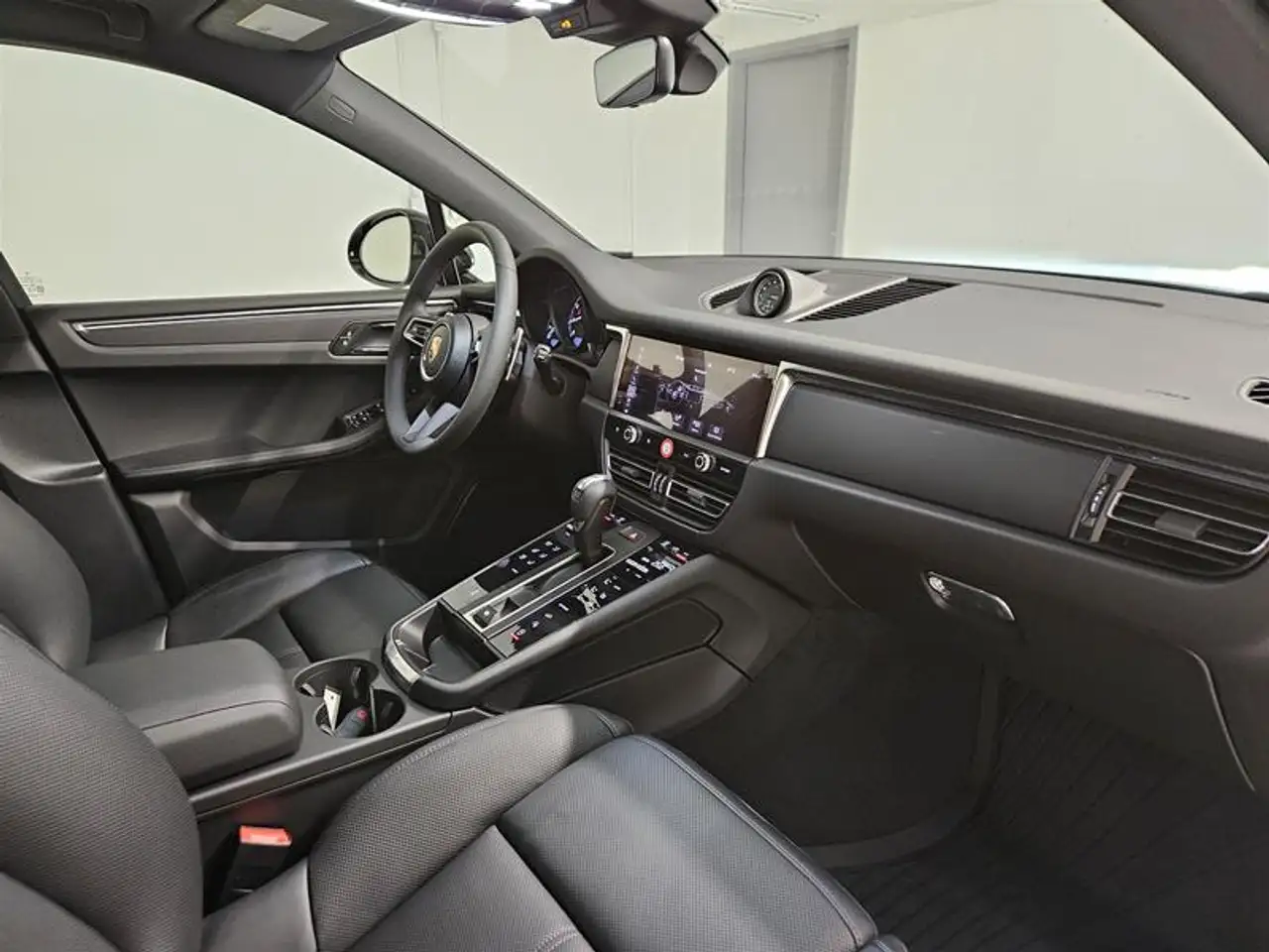 Porsche Macan - Image 18