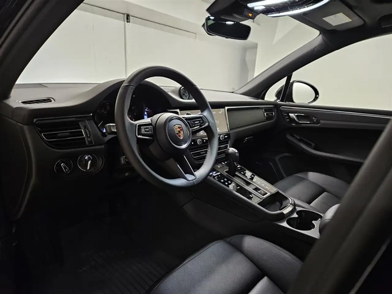 Porsche Macan - Image 12