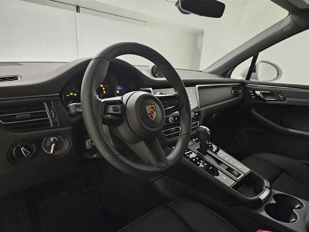 Porsche Macan - Image 12