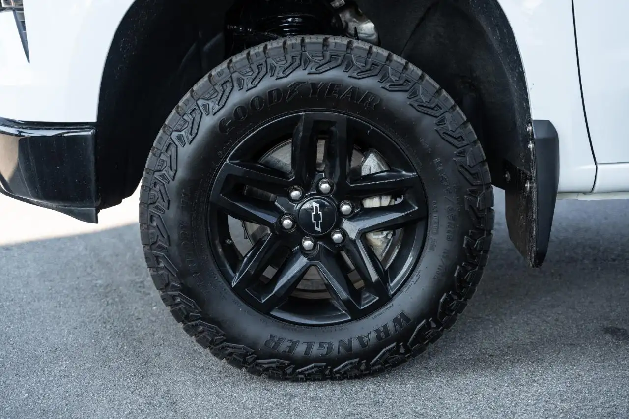 Chevrolet Silverado 1500 - Image 11