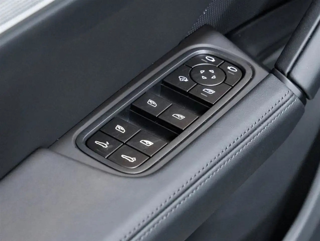 Porsche Cayenne - Image 22