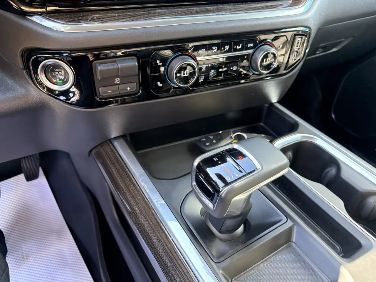 Chevrolet Silverado 1500 - Image 12