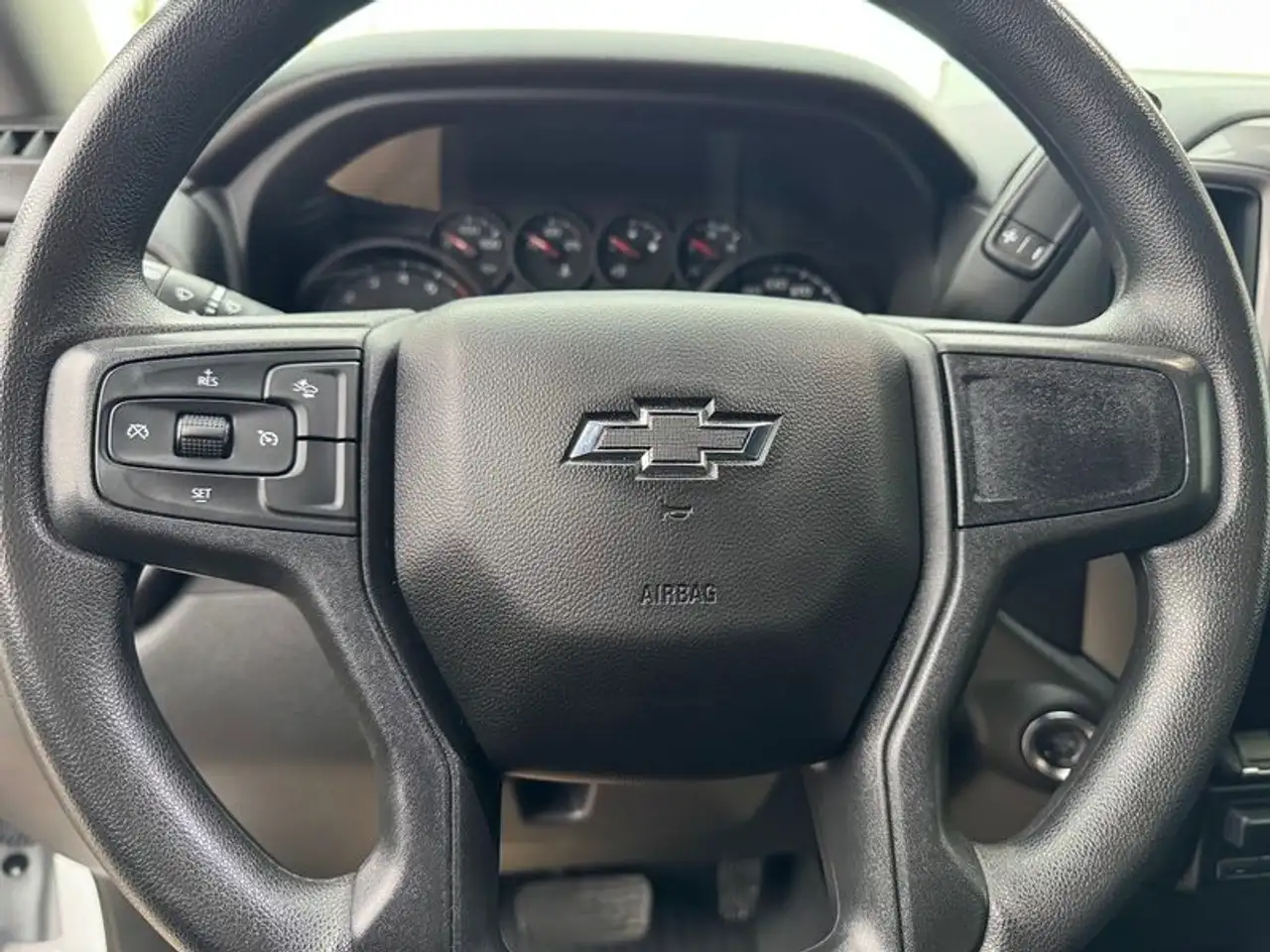 Chevrolet Silverado 1500 - Image 14