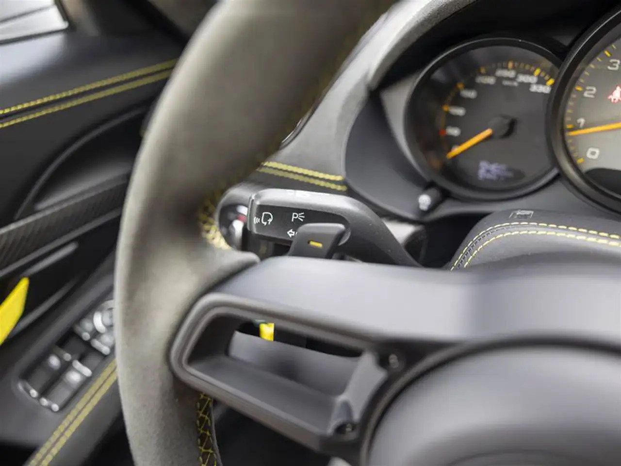 Porsche 718 Cayman - Image 33