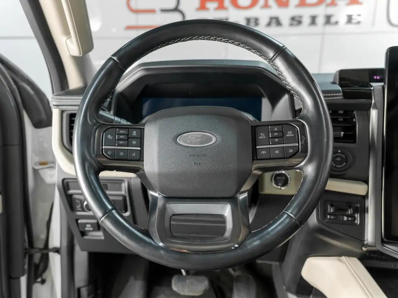 Ford Expedition - Image 30
