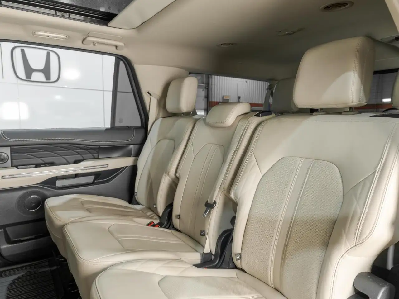Ford Expedition - Image 42