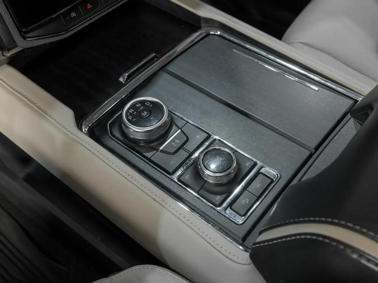 Ford Expedition - Image 27