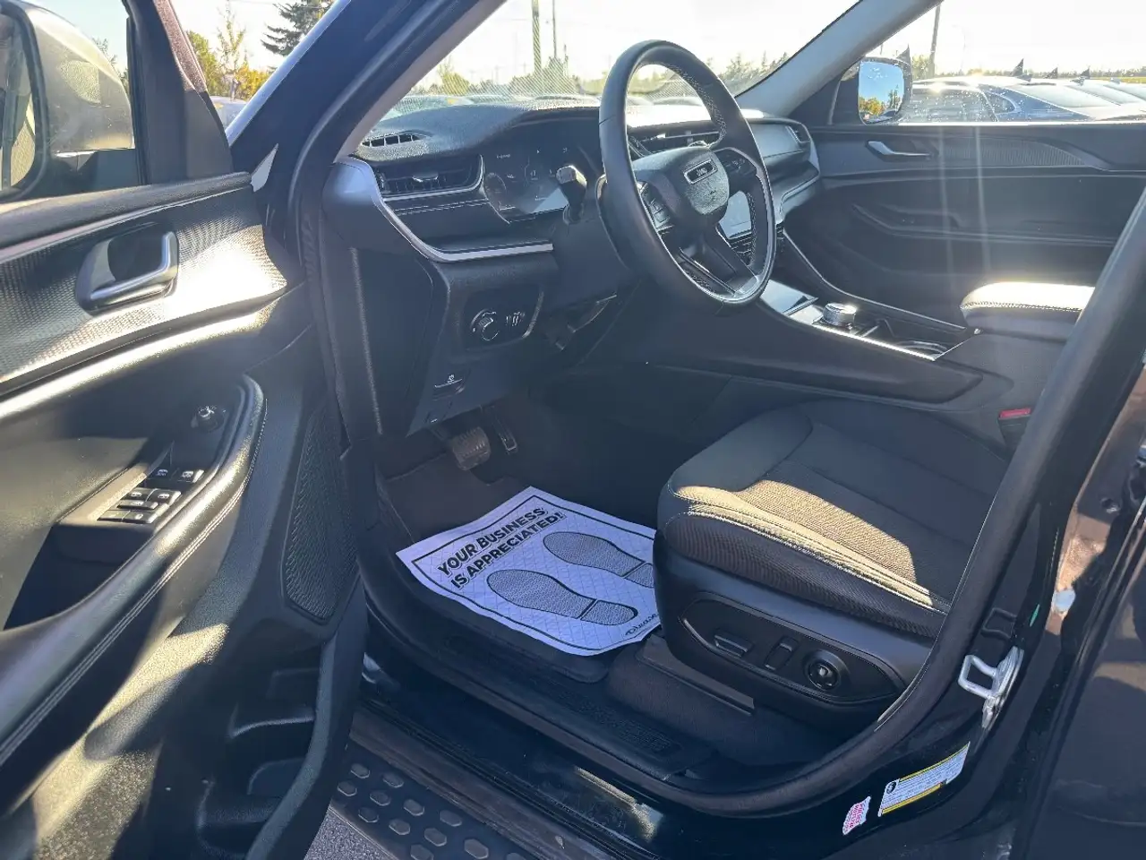 Jeep Grand Cherokee - Image 18