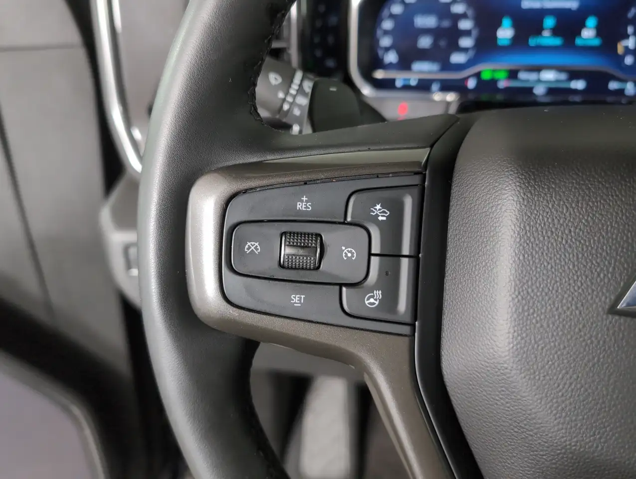 Chevrolet Silverado 1500 - Image 18