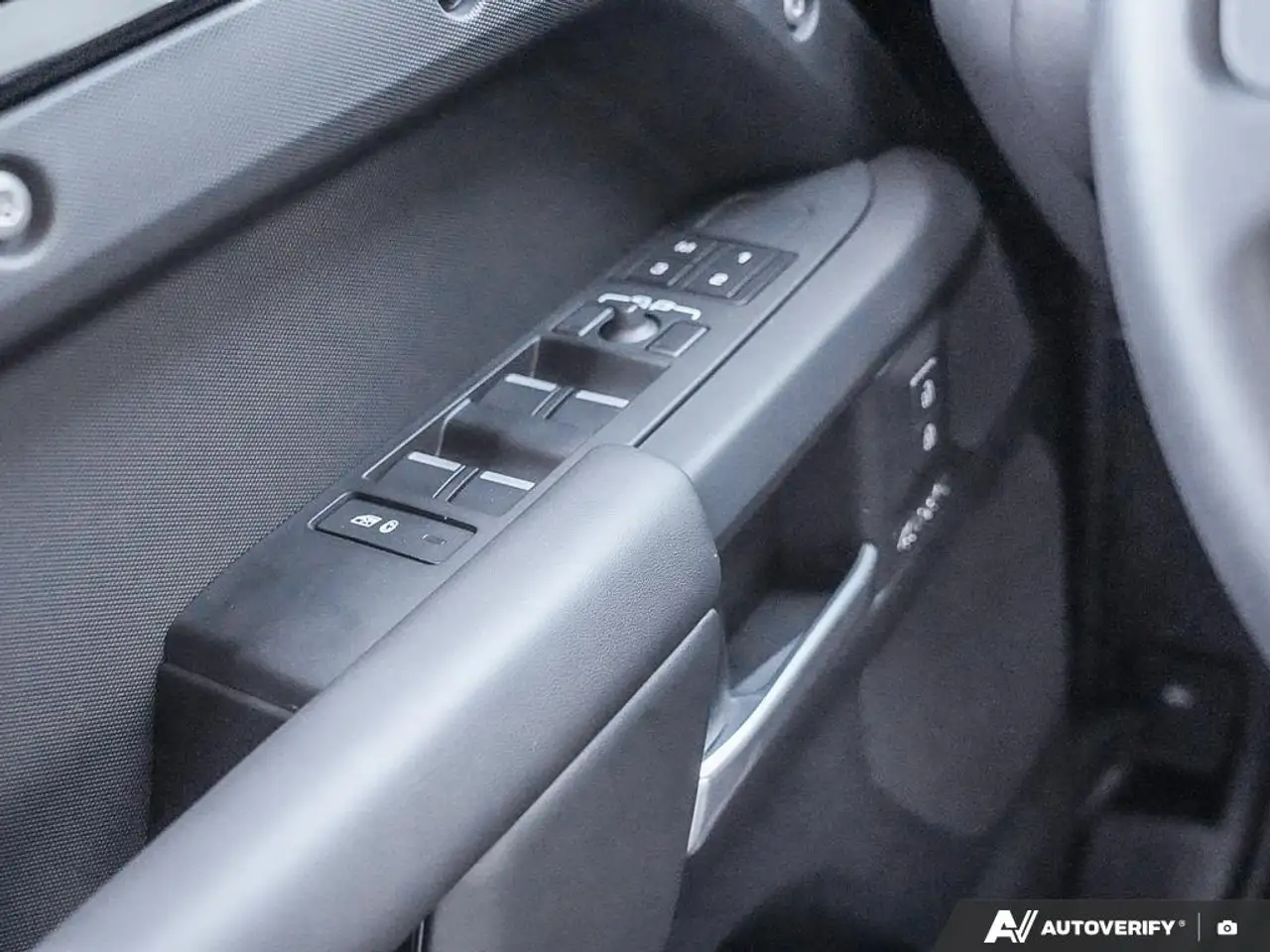 Land Rover Defender - Image 17